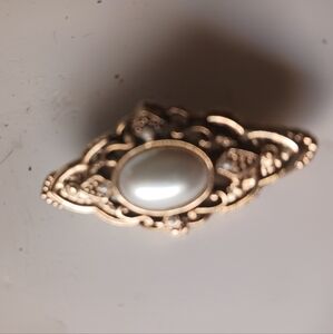 Vintage oval shape brooch with faux pearl in center gold tone